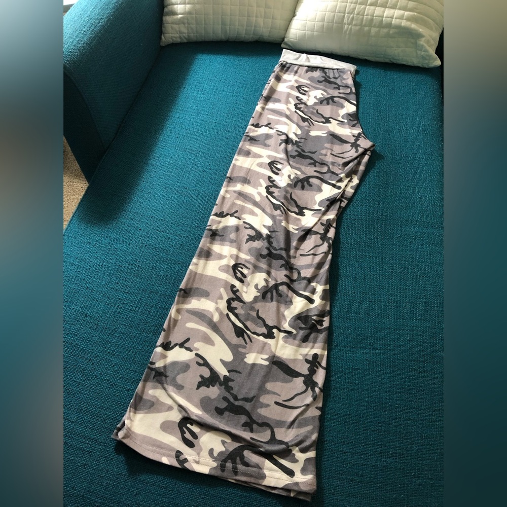 Grey camouflage stretchy pants